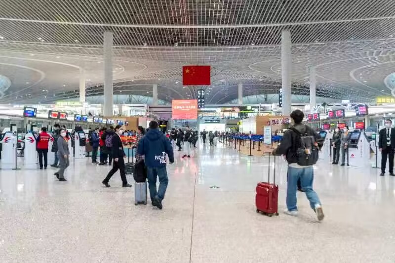 凡人歌女童被烤肠噎住青岛机场安检员用海姆立克法让其转危为安