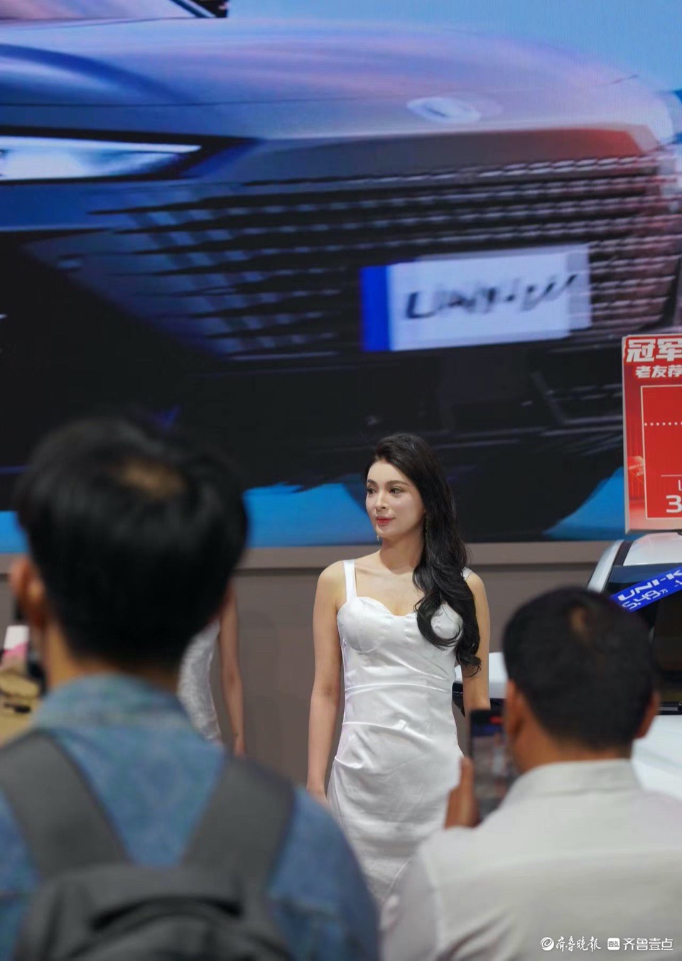 悦驾乐拍|齐鲁车展现场，中外车模齐亮相