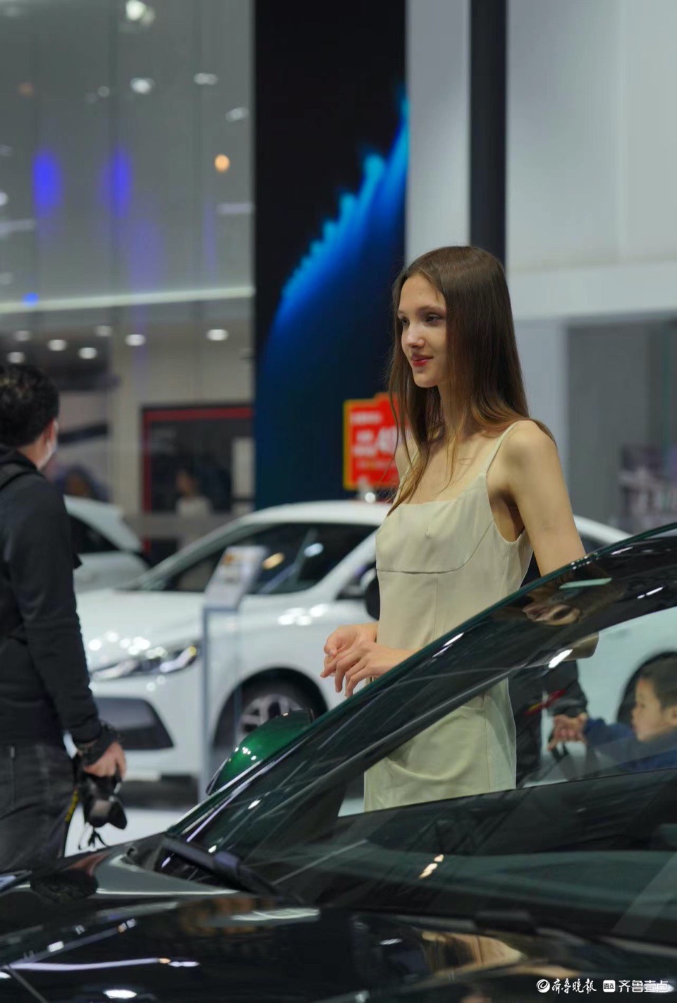 悦驾乐拍|齐鲁车展现场，中外车模齐亮相