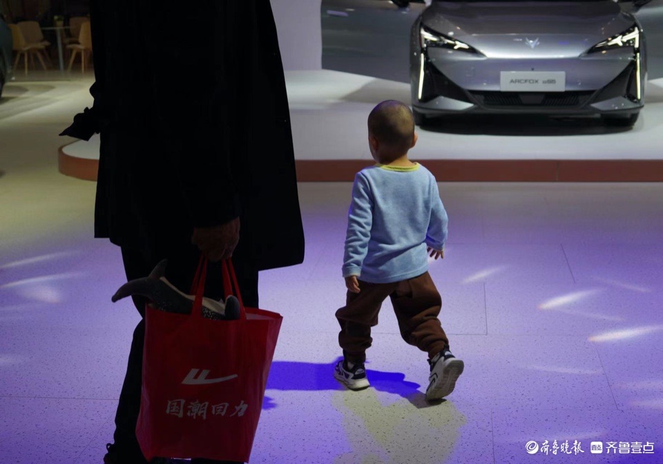 悦驾乐拍|齐鲁车展现场，跟大人来看车的小朋友
