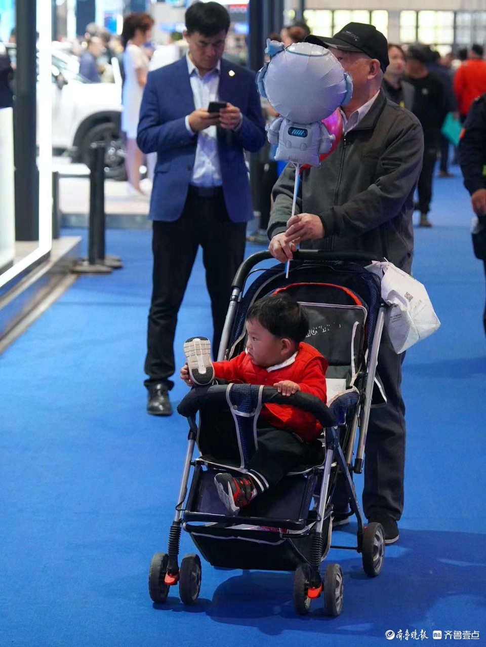 悦驾乐拍|齐鲁车展现场，跟大人来看车的小朋友