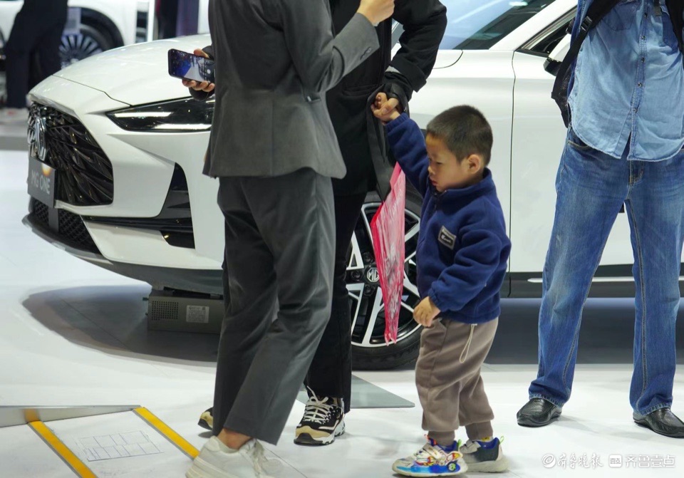 悦驾乐拍|齐鲁车展现场，跟大人来看车的小朋友