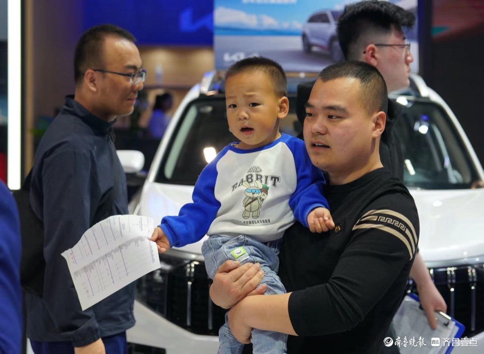 悦驾乐拍|齐鲁车展现场，跟大人来看车的小朋友