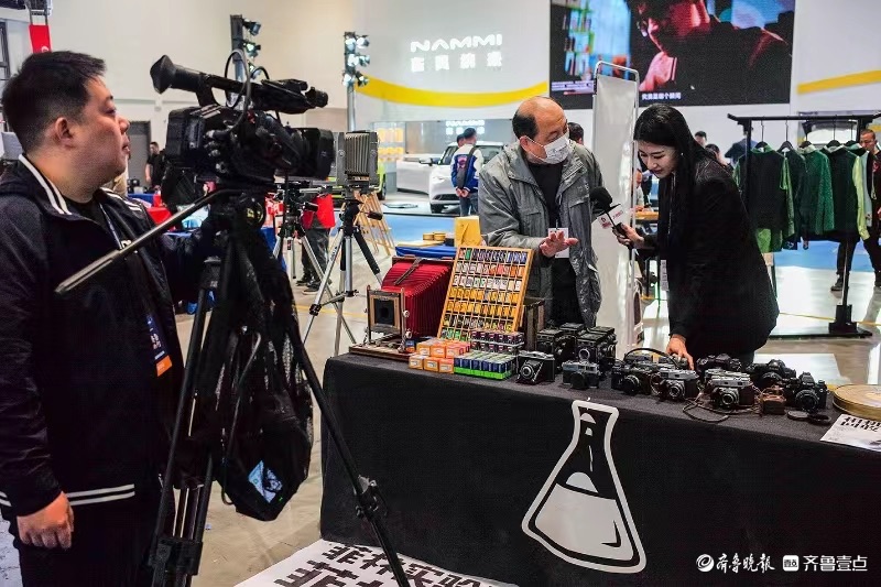 悦驾乐拍|老胶片相机在车展引围观