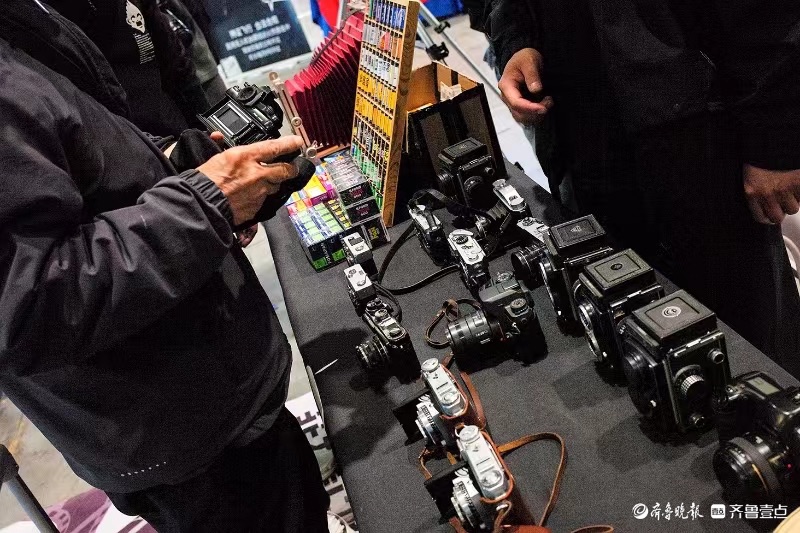 悦驾乐拍|老胶片相机在车展引围观