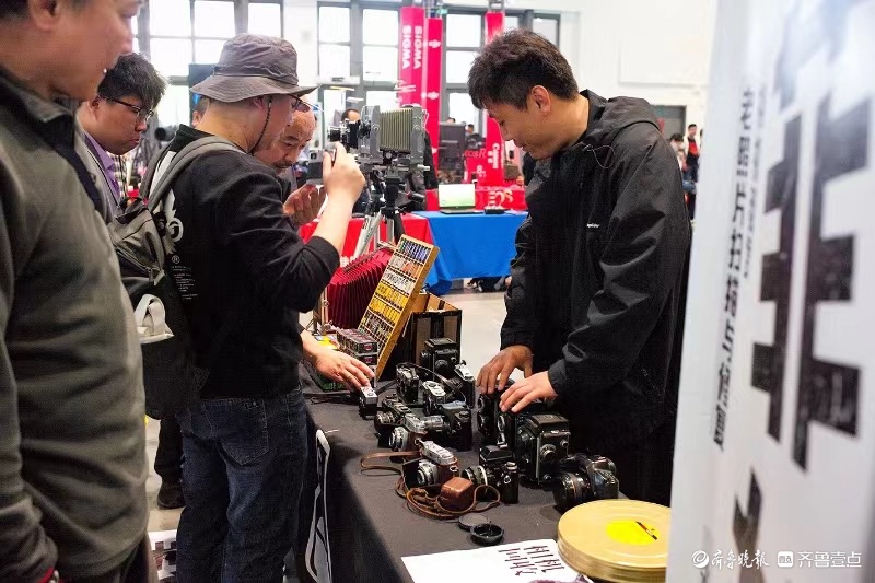 悦驾乐拍|老胶片相机在车展引围观