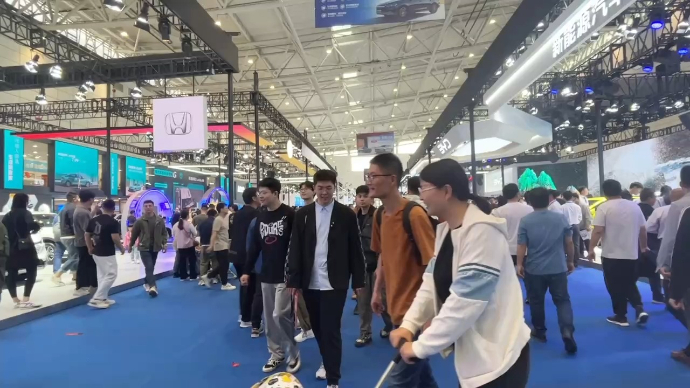 梅子车闻｜扶老携幼来看展，齐鲁国际车展火爆进行中