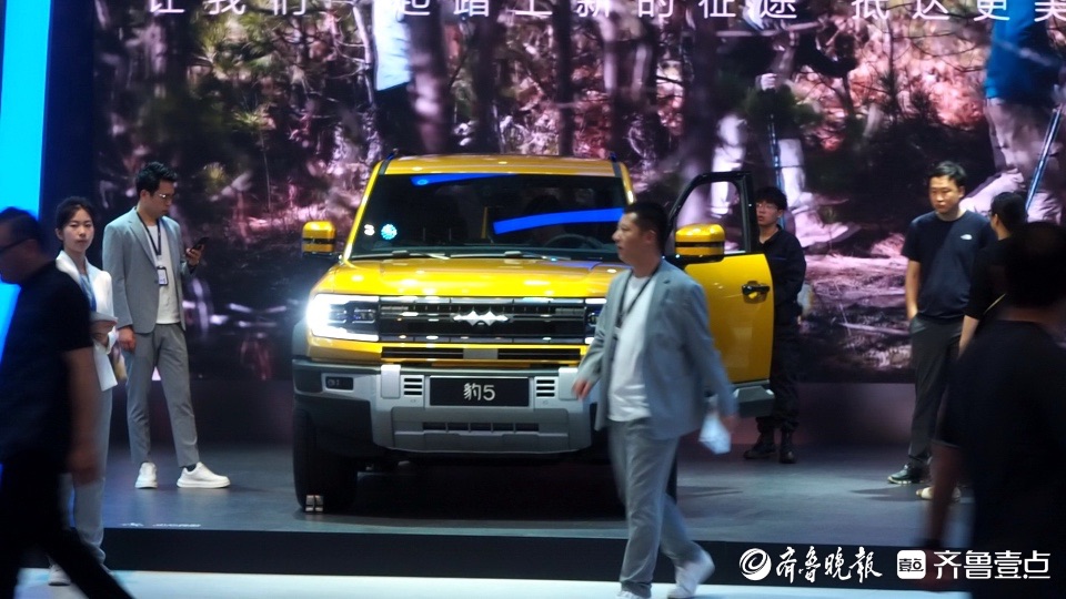 姑娘小伙都迷恋，比亚迪方程豹成了齐鲁车展上“最靓的仔” 