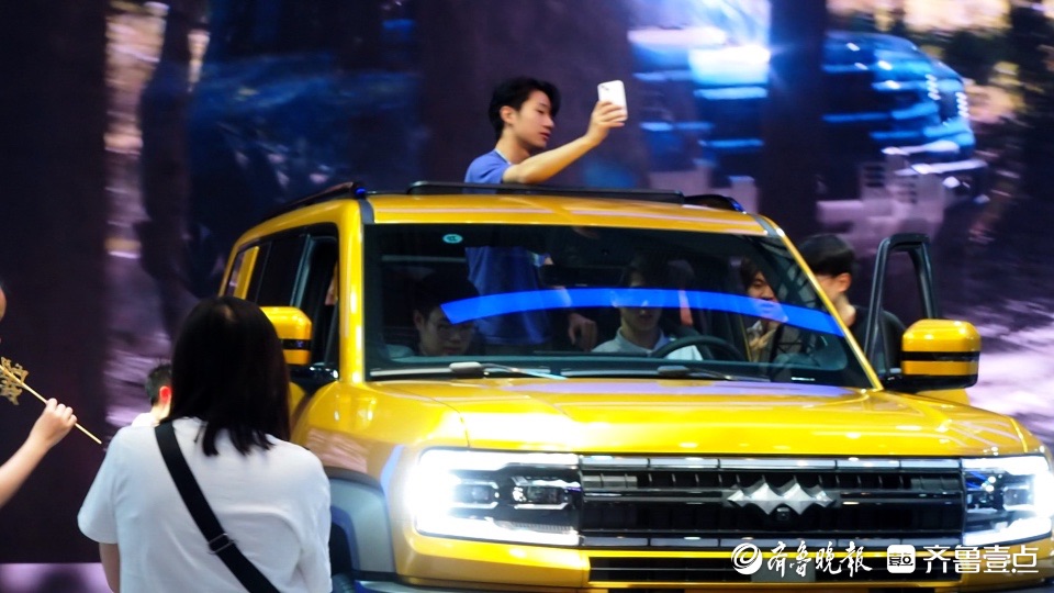 姑娘小伙都迷恋，比亚迪方程豹成了齐鲁车展上“最靓的仔” 