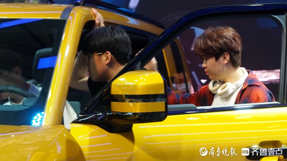 姑娘小伙都迷恋，比亚迪方程豹成了齐鲁车展上“最靓的仔” 