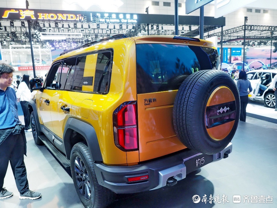 姑娘小伙都迷恋，比亚迪方程豹成了齐鲁车展上“最靓的仔” 