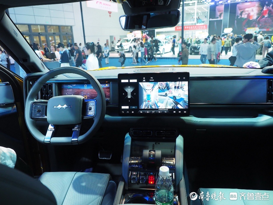 姑娘小伙都迷恋，比亚迪方程豹成了齐鲁车展上“最靓的仔” 