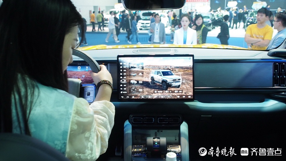 姑娘小伙都迷恋，比亚迪方程豹成了齐鲁车展上“最靓的仔” 