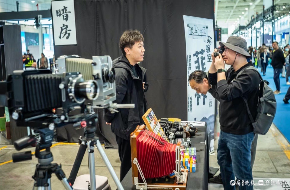 悦驾乐拍|胶片暗房无人机，车展还能这么“玩”？