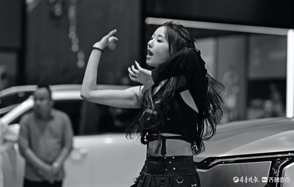 悦驾乐拍|青春靓丽，齐鲁国际车展上车模展风采