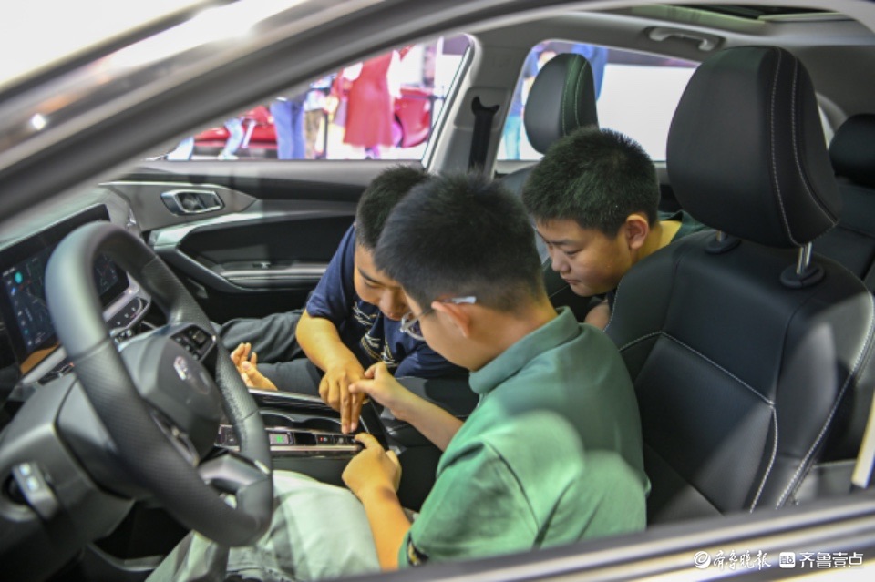 悦驾乐拍 |“ 小车迷”来看车