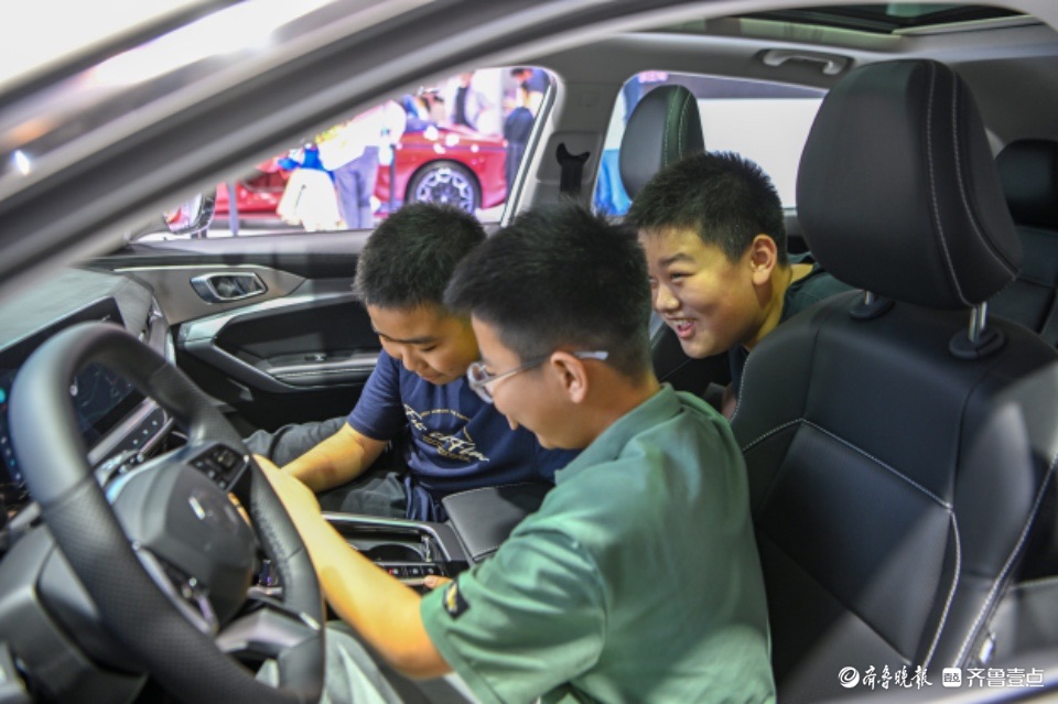 悦驾乐拍 |“ 小车迷”来看车