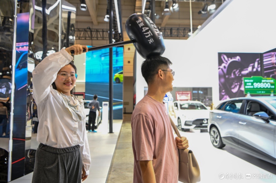 悦驾乐拍|车展上的年轻人