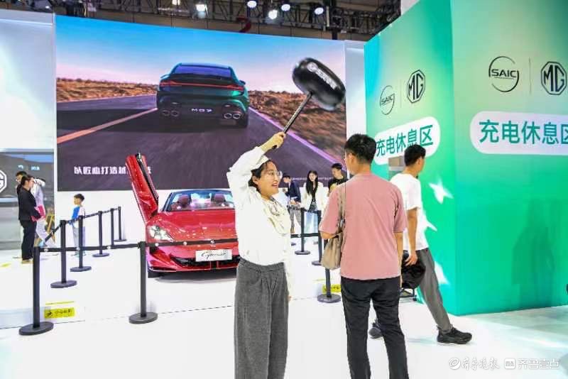 悦驾乐拍|车展上的年轻人