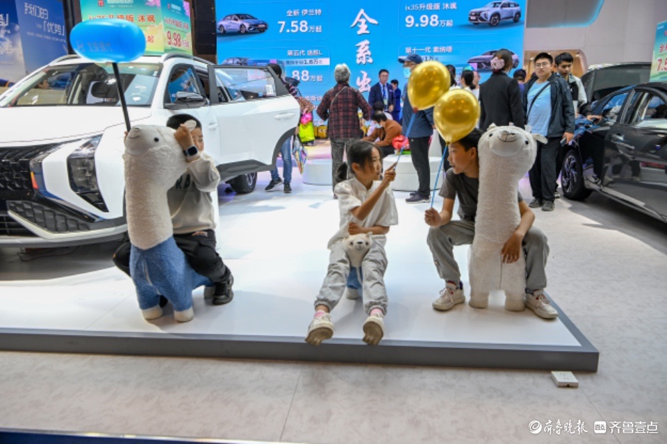 悦驾乐拍|车展上的年轻人