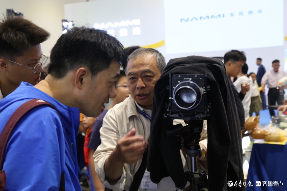 悦驾乐拍|长枪短炮齐上阵，聚焦车展拍大片