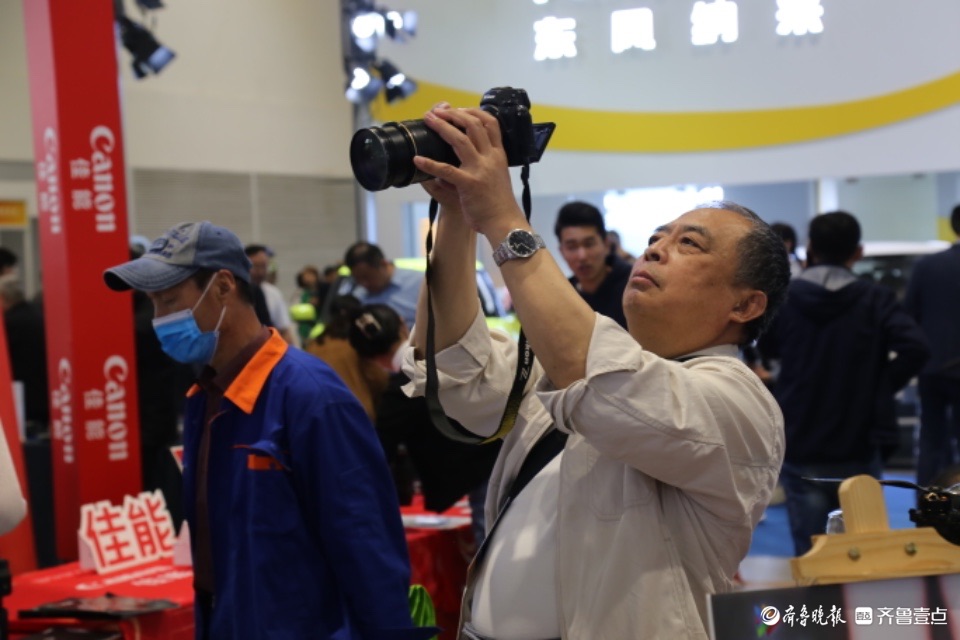 悦驾乐拍|长枪短炮齐上阵，聚焦车展拍大片