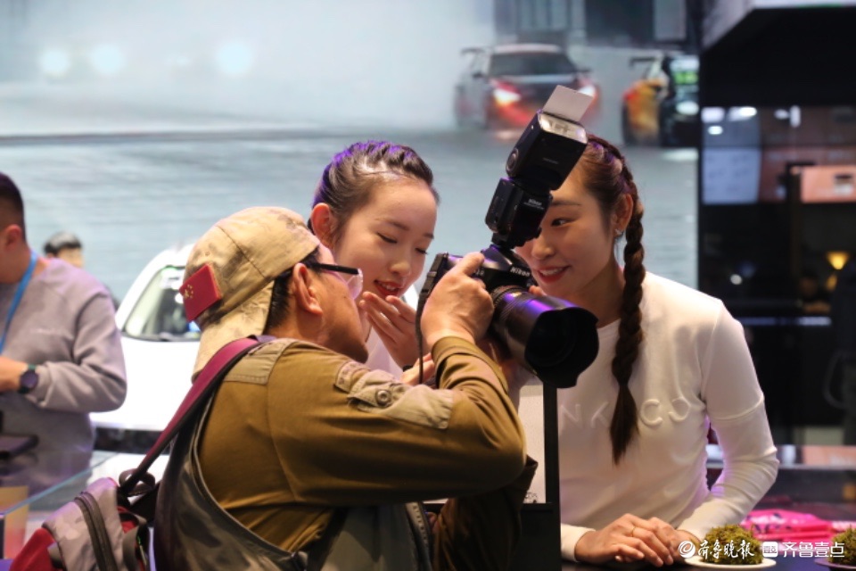 悦驾乐拍|长枪短炮齐上阵，聚焦车展拍大片