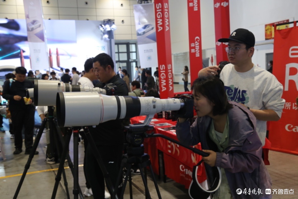 悦驾乐拍|长枪短炮齐上阵，聚焦车展拍大片