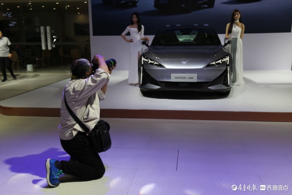 悦驾乐拍|长枪短炮齐上阵，聚焦车展拍大片