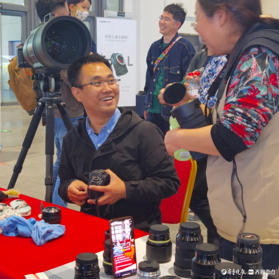 悦驾乐拍|车展上的俊男靓女 