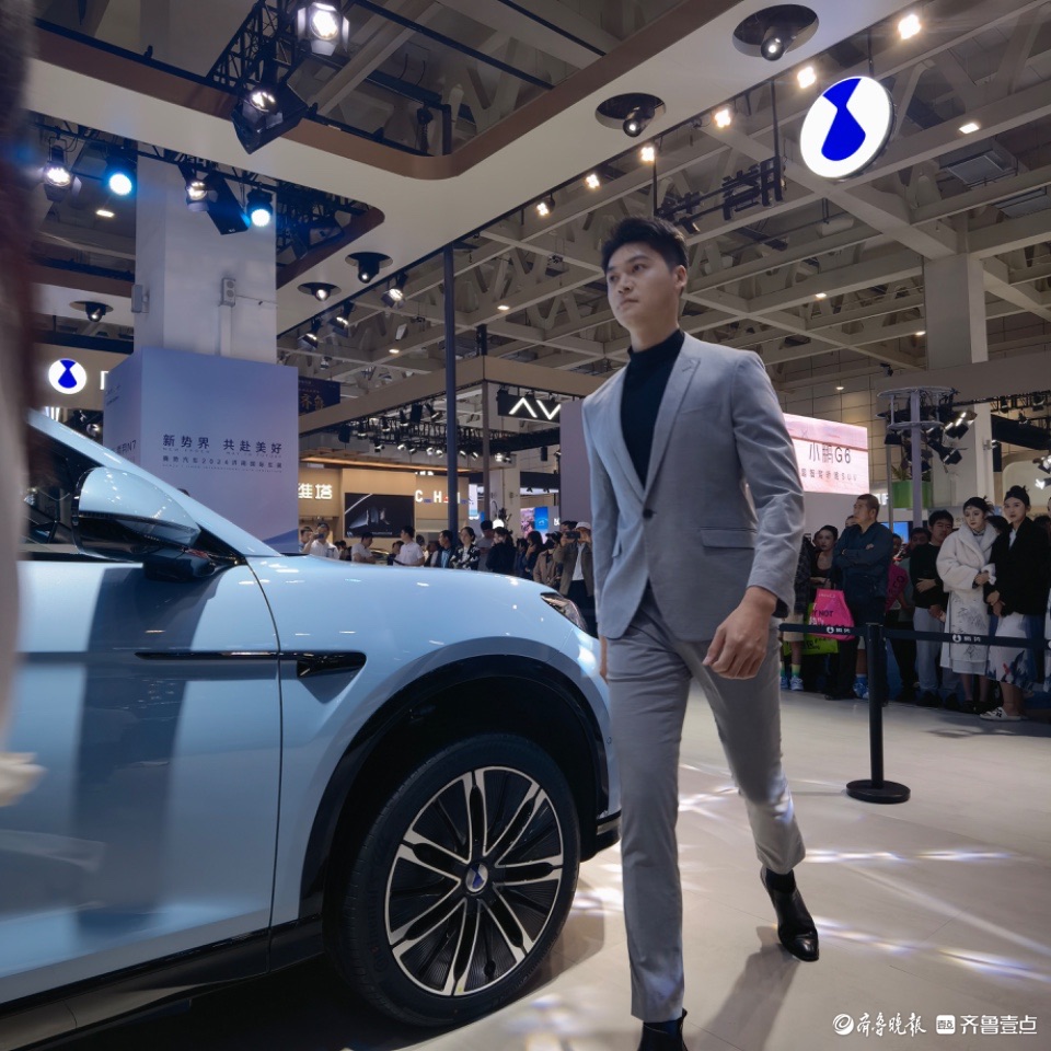 悦驾乐拍|车展上的俊男靓女 