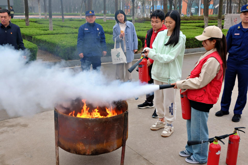 中国石油大学（华东）开展全民国家安全教育日“安全集市”