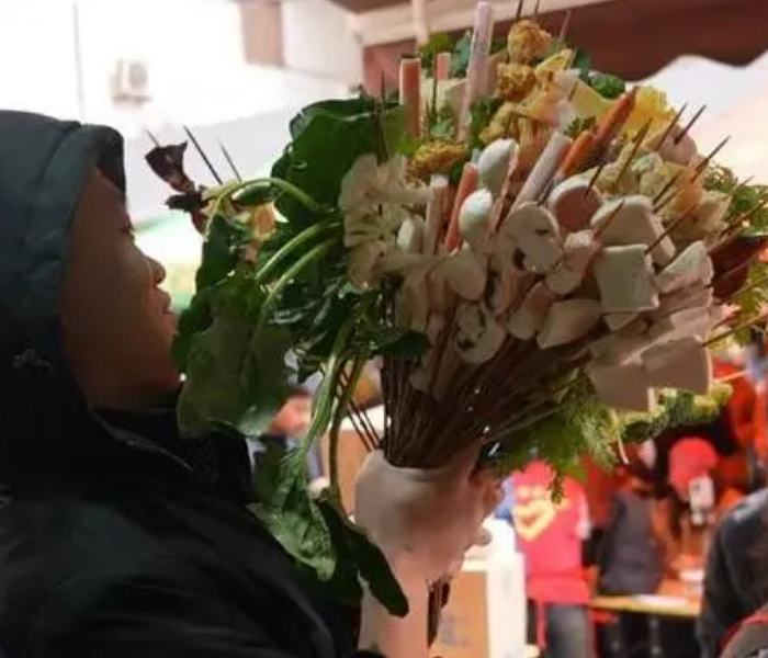 从排长队到有店关门，甘肃麻辣烫在济南仅“热辣滚烫”了34天。近年来国内旅游市场高潮迭起，淄博、西安、哈尔滨、天水等城市纷纷“出圈”。然而，城市竞争力如何持续更新，“网红流量”如何实现“长红留量”，也成为摆在人们面前的重要课题。
