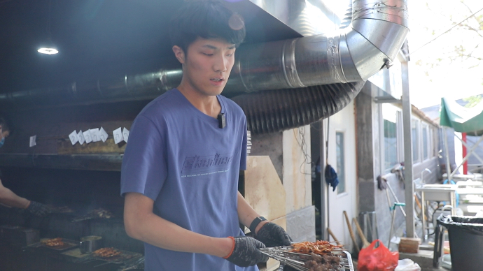 果然视频｜我在淄博烧烤店打工的一天