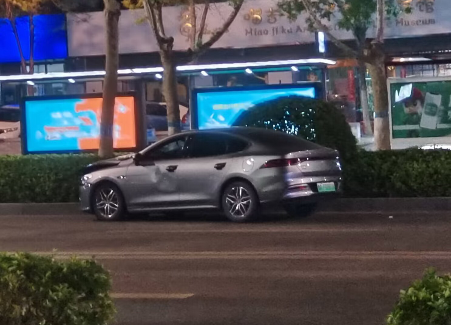 4月19日晚8:30左右,济南历山路南段历山名郡门口,两辆轿车发生了猛烈