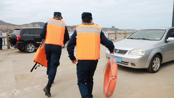 果然视频 | 威海海警局成功救助海岛被困游客