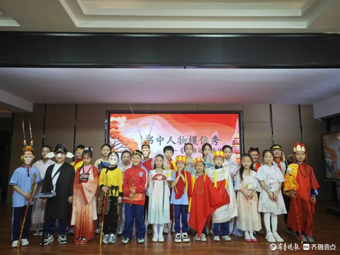 学生们摇身一变,化作善良可爱的小红帽,巾帼不让须眉的花木兰,纵情