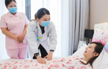 在月嫂和月子中心之间，产后的宝妈们，该如何选择呢？