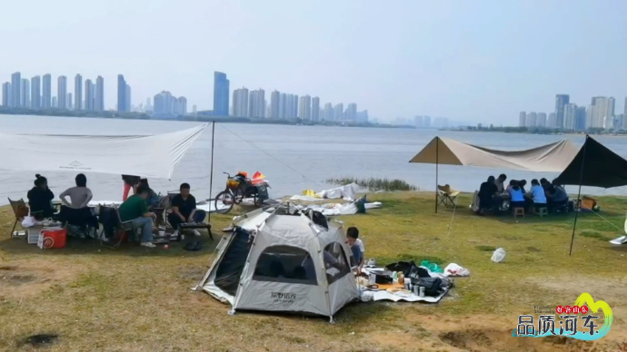 果然视频|露营野餐、看灯光秀……临沂河东区滨河篮球场人气爆棚