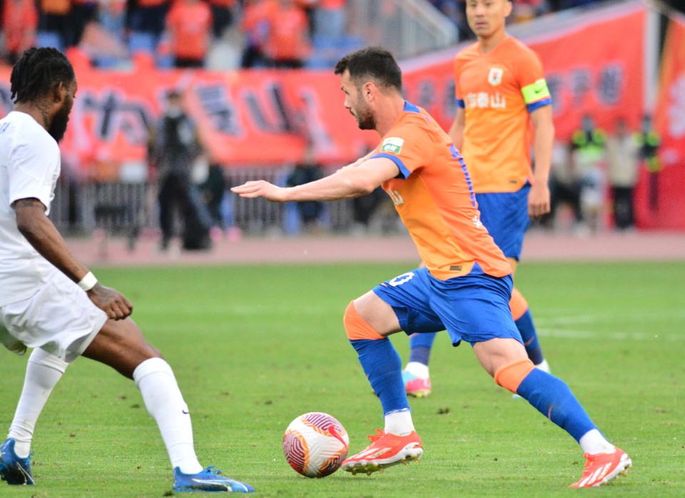 精彩瞬间|山东泰山VS南通支云，克雷桑扳平比分瞬间 