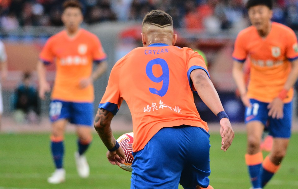 精彩瞬间|山东泰山VS南通支云，克雷桑扳平比分瞬间 