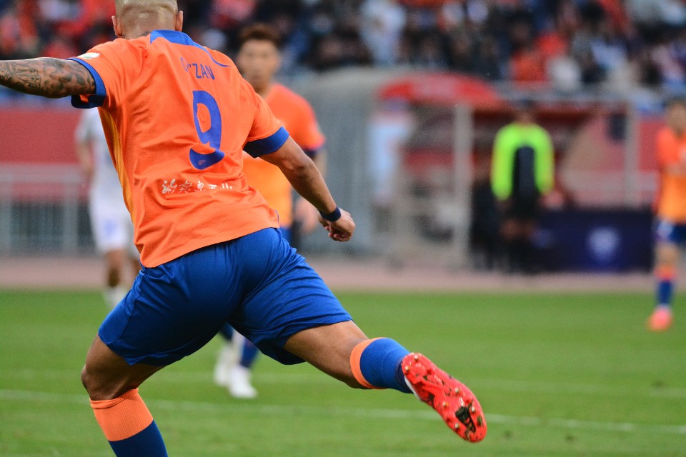 精彩瞬间|山东泰山VS南通支云，克雷桑扳平比分瞬间 