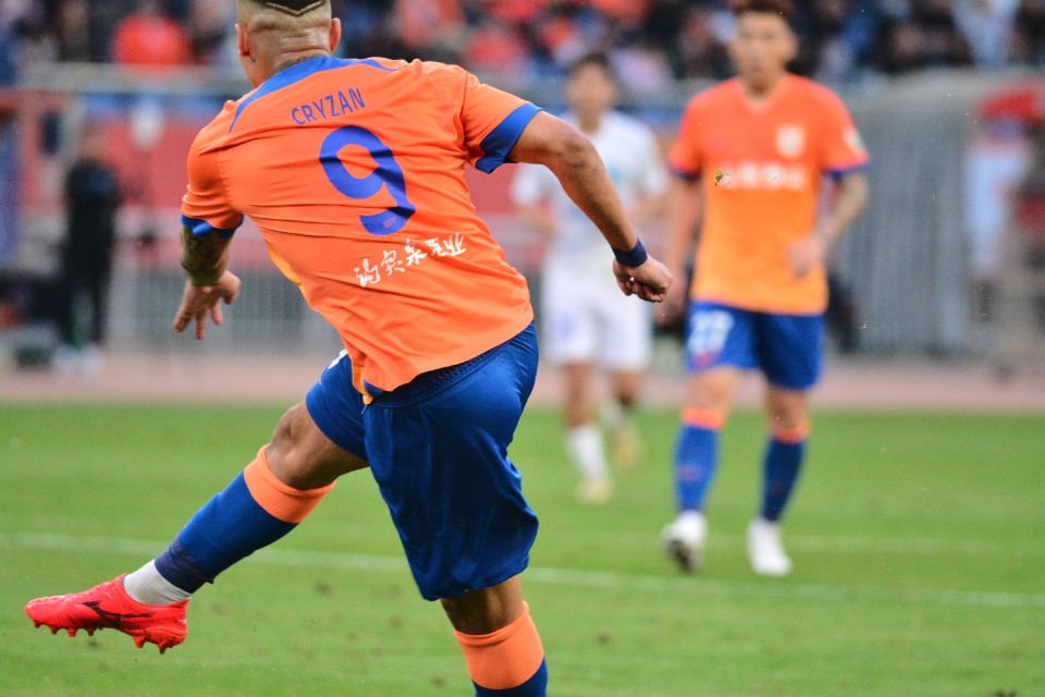 精彩瞬间|山东泰山VS南通支云，克雷桑扳平比分瞬间 