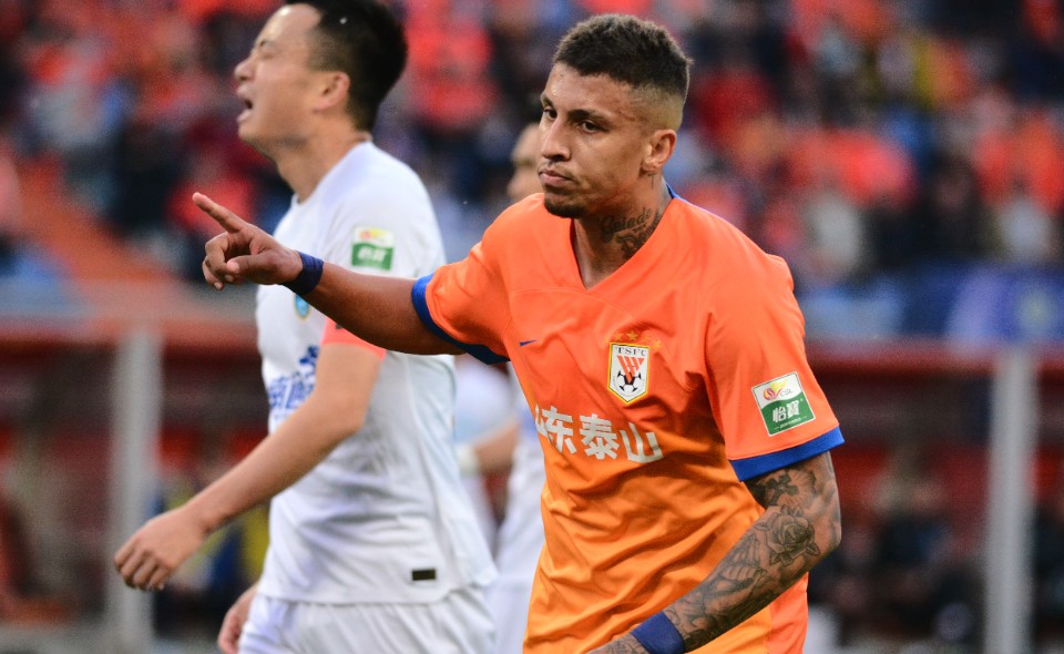 精彩瞬间|山东泰山VS南通支云，克雷桑扳平比分瞬间 