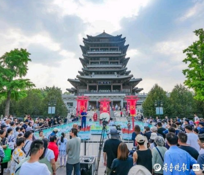 春日的济南一路繁花，满目皆是灿烂。五一小长假来临，记者与您一起“泉”在济南、乐享五一。五一假期，济南有哪些好玩的？好看的？又有啥新鲜事？来！跟我们走，一起解锁济南的花样打开方式。