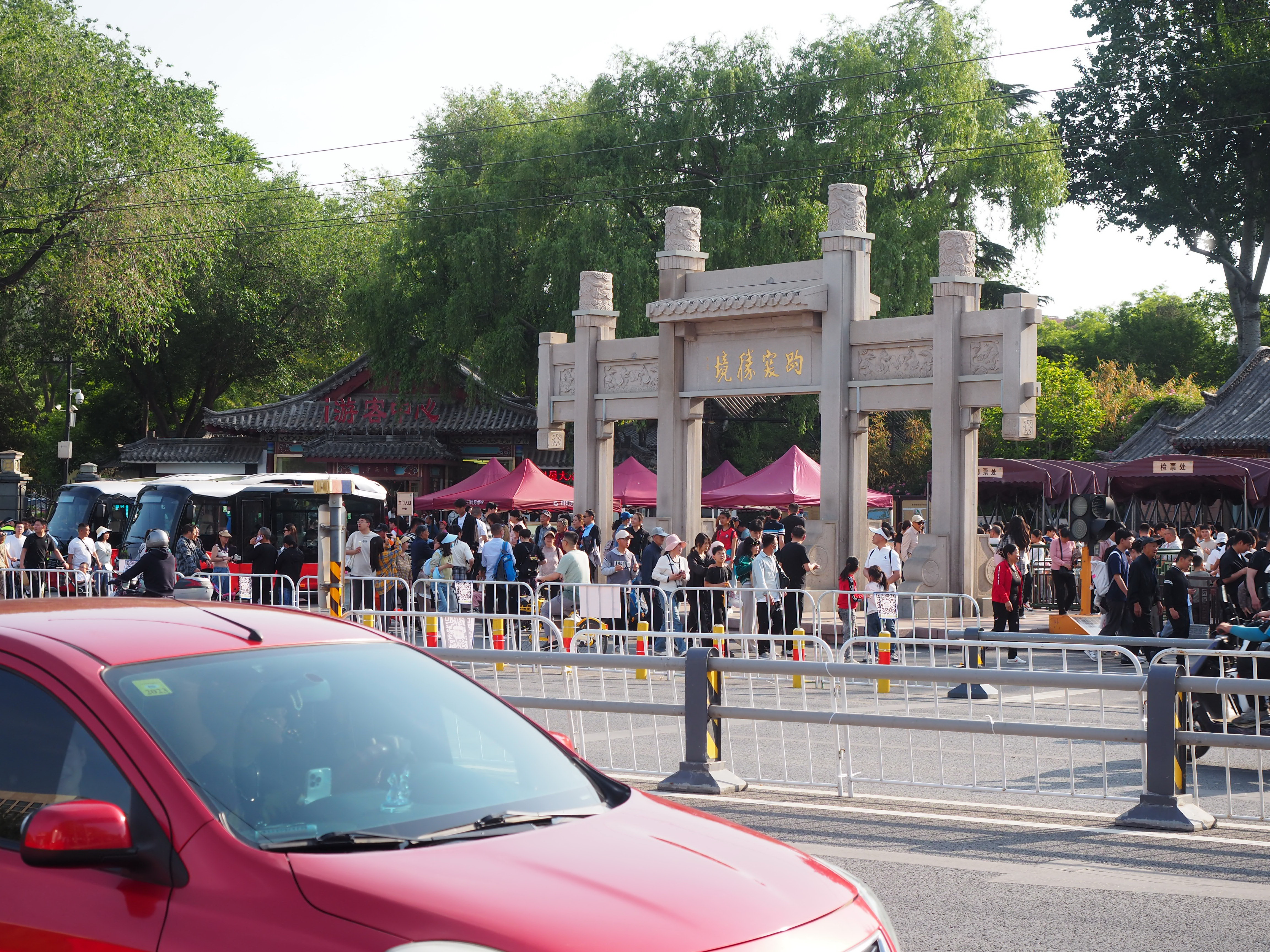 请注意： 济南趵突泉景区和泉城广场之间人行横道临时关闭
