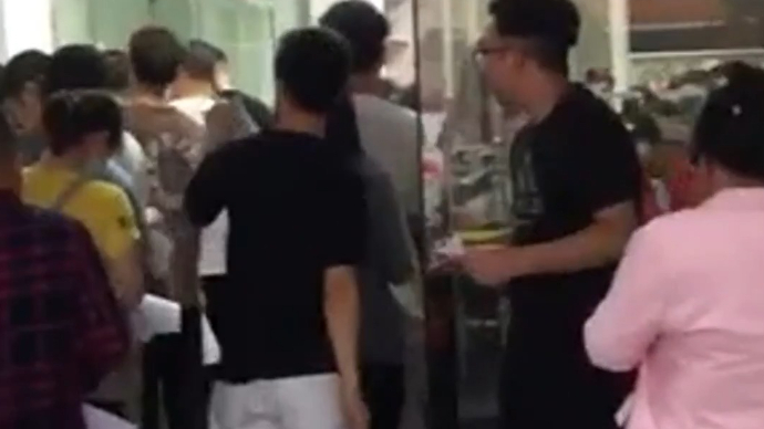 梅大高速一路面塌陷致24人遇难，当地民众排长队献血