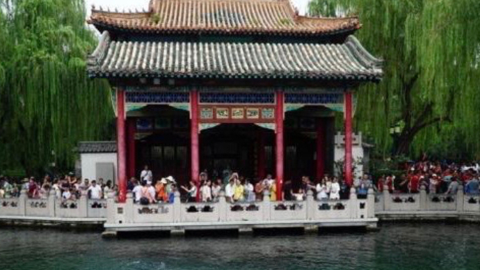 直播济南｜趵突泉有“一亿人”?小长假济南泉水游火爆