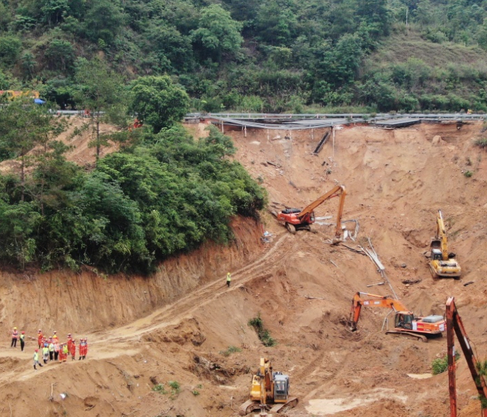 5月1日2时10分许，广东梅州市梅大高速茶阳路段发生塌方灾害。截至2日16时，广东梅大高速茶阳路段塌方灾害已造成48人死亡。目前，相关救援力量正在现场全力进行抢险救援、风险排查等各项工作。