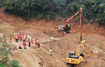 梅州派调各类救援力量577人开展梅大高速茶阳路段塌方救援